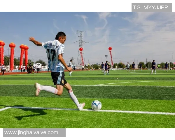 足球明星与少年球员激情对决精彩瞬间展现青春活力与梦想追逐